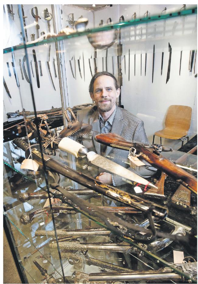 Michael Voglsinger (38) an seinem Stand an der Luzerner Waffen-Sammlerbörse.
Bild Corinne Glanzmann